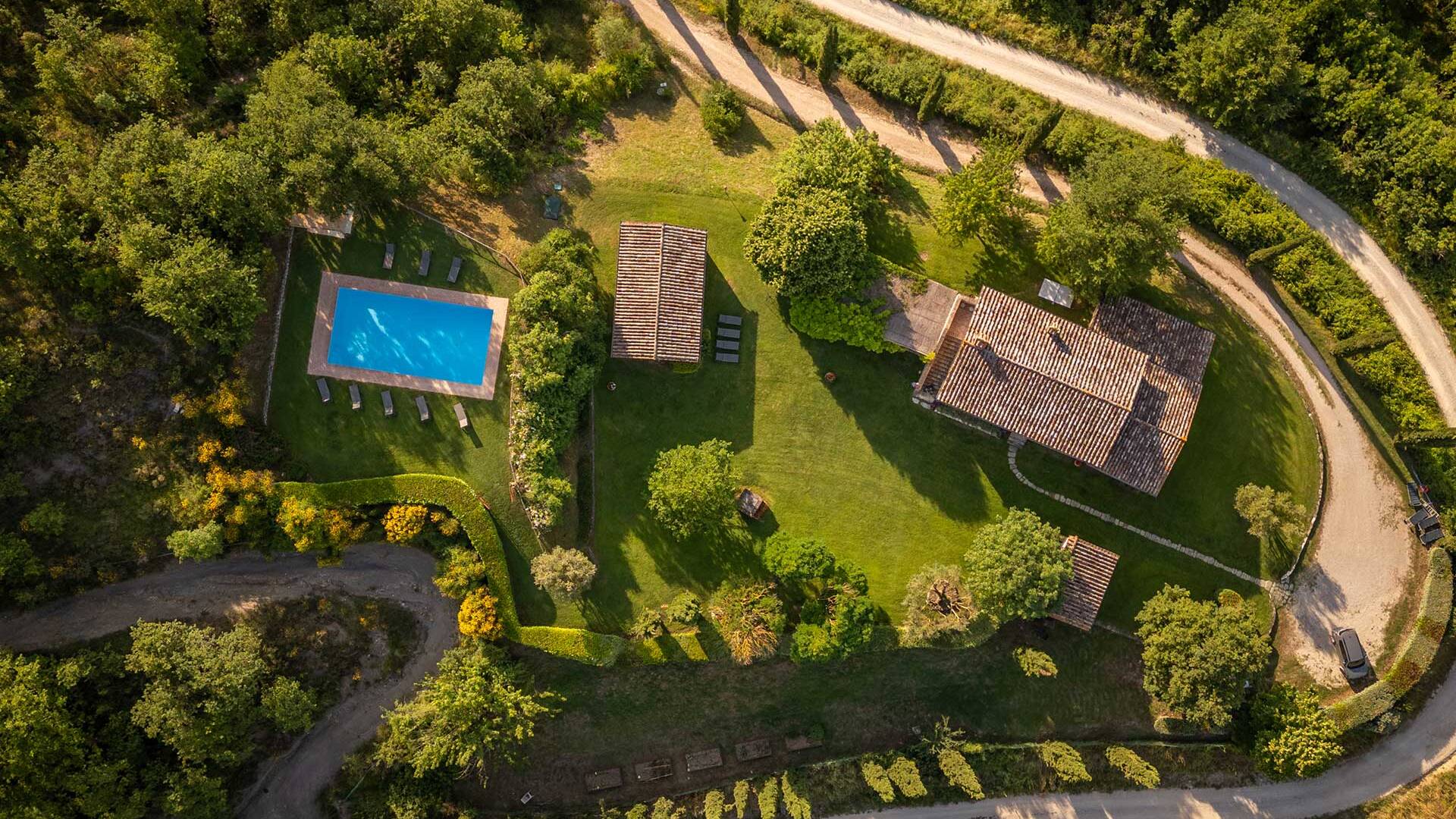 luxury villa Arcelle for rent in Umbria, aerial view